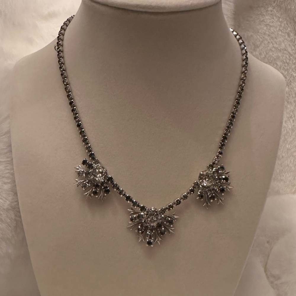 Gorgeous Vintage Silver Necklace with Rhinestone details!